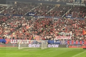 奧薩蘇納主場(chǎng)對(duì)陣赫塔費(fèi)的比賽，球迷展示橫幅抗議以色列