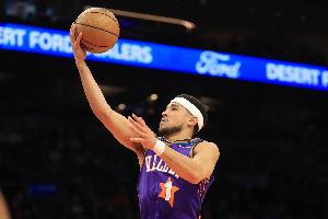 小試牛刀！布克三節(jié)19中8拿下24分2板7助1帽 正負(fù)值+22