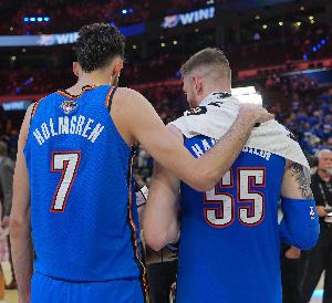 哈滕：整個(gè)夏天都和切特一起訓(xùn)練 他能成為核心之一是有原因的