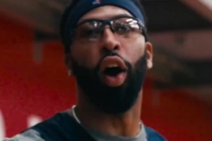 這是護(hù)目鏡還是瞄準(zhǔn)鏡？濃眉底角三分一發(fā)入魂 歐文搞怪互動