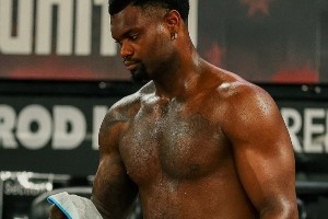 休賽期大幅減重！錫安赤裸上身訓(xùn)練 線條明顯&瘦身效果立竿見影