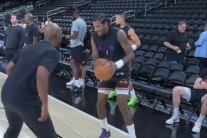 身體看起來無礙！杰倫-格林賽前練習(xí)持球干拔三分 命中率相當(dāng)不錯