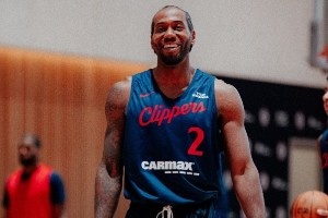 氛圍真不錯(cuò)！快船官方今日訓(xùn)練照：全員面帶笑容 哈登&保羅嬉戲