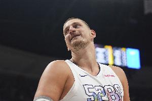 神出鬼沒！卡梅隆-約翰遜：我還在適應(yīng)約基奇的不看人傳球