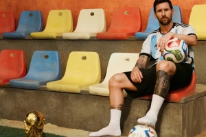 大力神杯醒目！梅西社媒曬2026年世界杯用球宣傳照