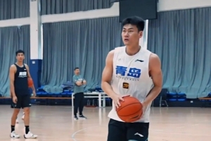 ??青島國(guó)信制藥男籃假期不停練！