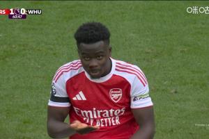 掛彩了！薩卡爭球時被對手打臉，鼻血出血