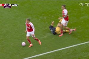 帕奎塔倒地后蹬踹卡拉菲奧里，被出示黃牌