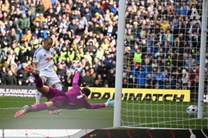 奧卡福對(duì)陣熱刺進(jìn)球時(shí)，球門邊上出現(xiàn)一個(gè)沙灘球?