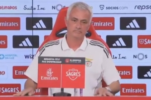 穆帥反問記者：很想知道我賺多少？你賺多少？不愿說也別問我的