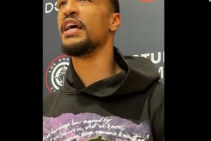 科林斯：德里克-瓊斯訓(xùn)練營(yíng)表現(xiàn)很亮眼 他給我?guī)?lái)了很大驚喜