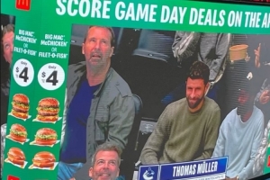 業(yè)余生活豐富！穆勒社媒曬觀看冰球比賽照片：感謝邀請