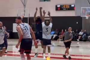 互不相讓！哈登面對(duì)保羅飚進(jìn)三分 后者底角空位回敬一球