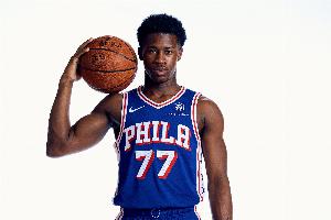 表現(xiàn)還行！探花埃奇庫姆9中3&三分4中1拿到10分 另有1板2助1帽