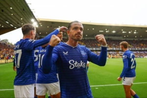 送水晶宮首?。「窭采洗?0分鐘后聯(lián)賽進(jìn)球還是5年前代表維拉