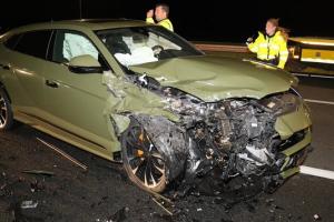 死里逃生！荷蘭前國腳遭遇4車連環(huán)車禍，百萬蘭博基尼直接報(bào)廢