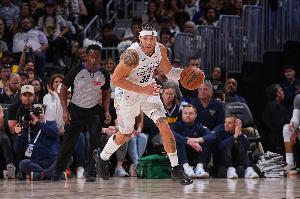 狀態(tài)火熱！戈登半場(chǎng)4中4&罰球6中5砍下14分 另有3板1助