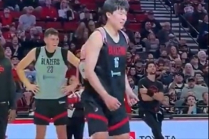 背書包學(xué)跳舞！媒體人：楊瀚森融入得不錯(cuò) 在球迷面前有親和力