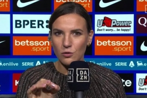 現(xiàn)場(chǎng)記者：齊沃很有趣，他會(huì)提前喊該接球的球員，還會(huì)喊球員綽號(hào)