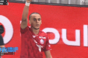 小姆巴佩扳平巴黎！最后模仿姆巴佩慶祝動(dòng)作，姆總在看臺(tái)大肆慶祝