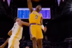 布朗尼比賽中驚現單臂補扣 父親詹姆斯轉發(fā)