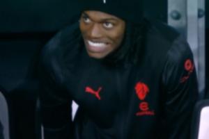 希門尼斯禁區(qū)一路內(nèi)切后打門被撲，萊奧看后呲著大牙面目略顯猙獰