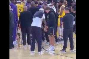 高爾夫上癮！暫停期間 詹姆斯和里夫斯邊討論邊演示推桿動(dòng)作