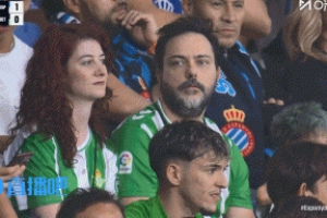 名場面+1??安東尼場邊“指導(dǎo)”主帥佩萊格里尼 佩工連連點頭