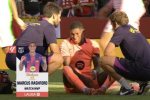 拉什福德比賽結(jié)束后痛苦坐地與隊(duì)醫(yī)交流，疑似出現(xiàn)受傷情況