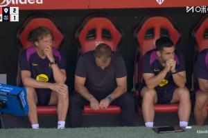 你也不敢看啊！萊萬罰點前，弗里克低頭不敢看，隨后萊萬離譜打偏