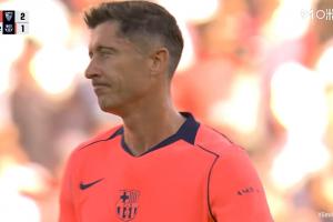 遺憾??！慢鏡頭看萊萬點球直接踢偏，隨后他的表情非常無奈