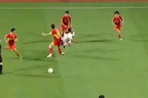 亂！裁判漏判廣西點球→黃威犯規(guī)導(dǎo)致自己重傷→VAR介入但黑屏！