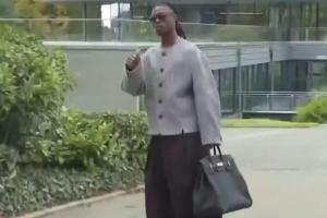 這是什么造型??卡馬文加到法國(guó)隊(duì)報(bào)到：馬褂+闊腿褲+手提皮包