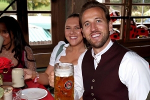 凱恩曬與妻子參加啤酒節(jié)合照：為這一周畫(huà)上完美句號(hào)??