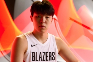 勇士記者：站在霍福德和追夢(mèng)身邊楊瀚森就像一座大山