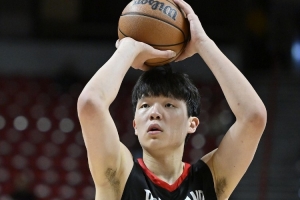 首節(jié)5分37秒1助攻1失誤1犯規(guī)！隊(duì)記：楊瀚森有點(diǎn)猶豫 還在摸索