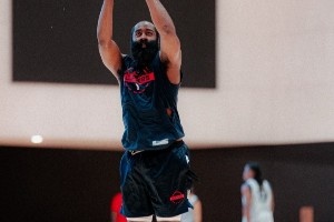 明日季前賽首戰(zhàn)廣州！快船官方曬今天訓(xùn)練照 全員積極備戰(zhàn)