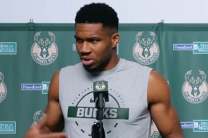 字母哥：休賽期就像經(jīng)過游樂園總會有各種誘惑 但最終決定權(quán)在我