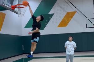 男籃后衛(wèi)線的希望！趙維倫在訓(xùn)練中完成飄逸單手劈扣