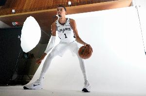 奧拉朱旺：文班亞馬很愿意跟我練 他想知道我腳步背后的秘訣