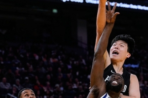 楊瀚森：季前賽對(duì)抗強(qiáng)度比夏聯(lián)強(qiáng)很多 需要提升自己的體能和對(duì)抗