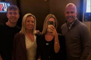 忙里偷閑！紅軍主帥斯洛特帶著妻子兒女，去迪拜度過短暫假期