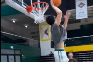 身體狀態(tài)不錯(cuò)！王俊杰訓(xùn)練中輕盈起跳完成180°單臂暴扣