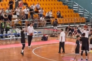 廣東全運(yùn)男籃熱身賽VS美國(guó)肯尼哈奇 胡明軒率眾隊(duì)友賽前投籃熱身