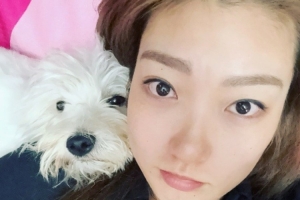 李夢(mèng)曬與小狗的合照：?????????? 奈斯 馬上見(jiàn)面咯