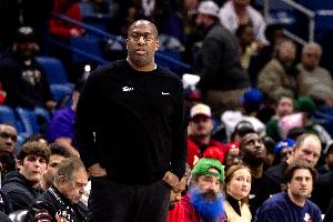 迪文岑佐：邁克-布朗非常出色 他能激發(fā)每個人的最大潛力