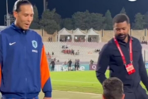 溫馨時刻！范迪克來到場邊與坐輪椅的球迷合影，并為其簽名