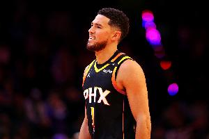 雖遲但到！布克第三節(jié)復(fù)蘇&5中4轟下12分 帶隊(duì)反超比分！