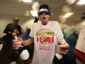 三隊(duì)三冠頂級(jí)3D！去年今日：丹尼-格林在個(gè)人社媒宣布退役