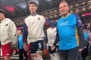 贊！英格蘭vs威爾士由癡呆癥患者陪同球員入場，下半場穿無名球衣